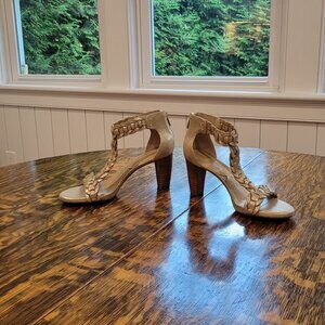 Like New Adrienne Vittadini Gold Sandals. Size 7.